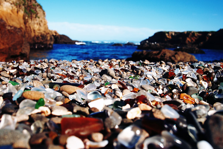 Glass Beach: a beach with millions of smooth colored pieces of sea glass | Photo: Creative Commons