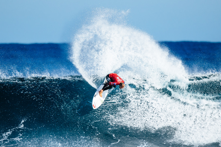 Owen Wright: the goofy-footer attack a right-hand wave at Margaret River | Photo: WSL