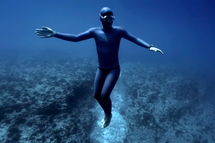 Guillaume Néry: the underwater surfer