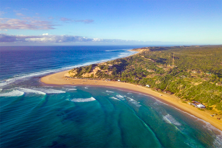 Guinjata Bay: an example of an all-around surf break in the Inhambane province