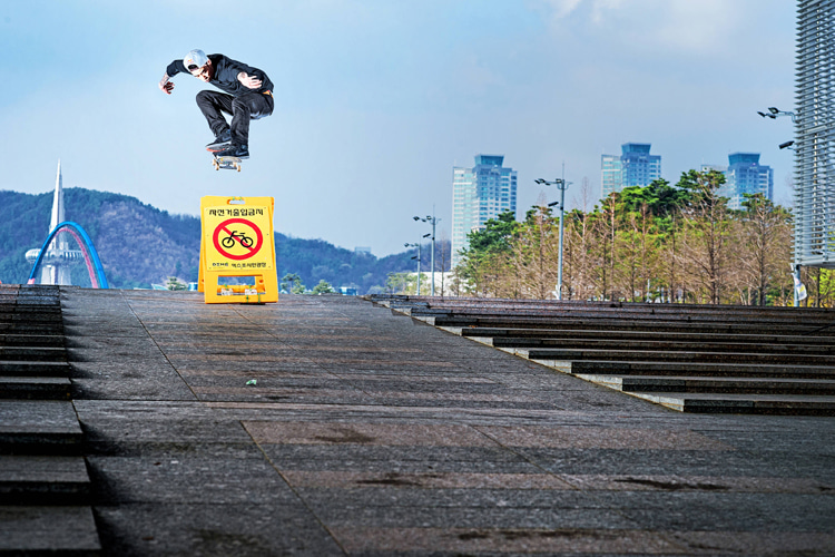 Half can: a skateboard trick also known as fakie backside 180 | Photo: Red Bull