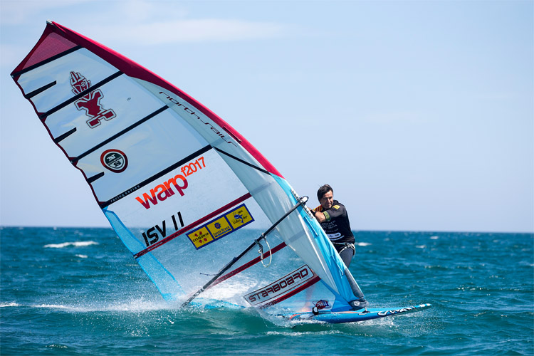 Windsurfing: learning how to handle lulls and gusts will make you a better sailor | Photo: Carter/PWA