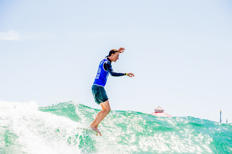 Hang Ten: the ultimate longboard surfing maneuver | Photo: Lallande/Vans