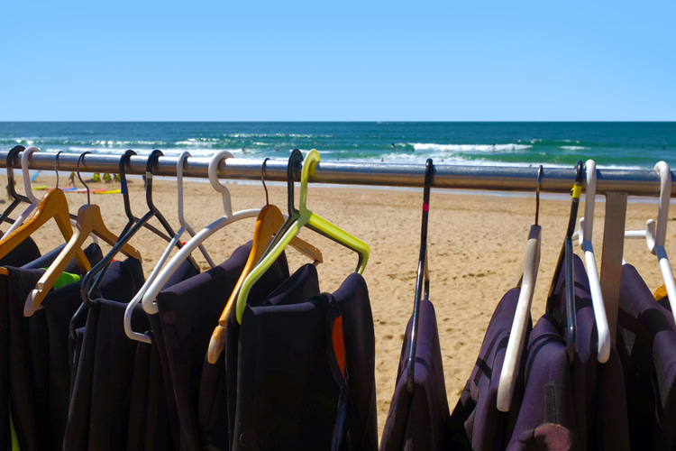 Wetsuit maintenance: never let your second skin to dry under the sun | Photo: Shutterstock