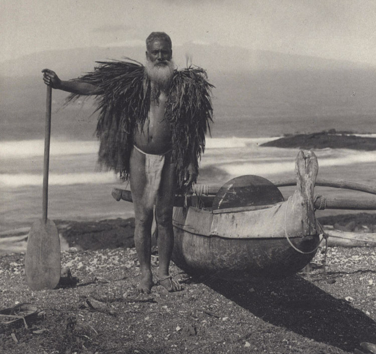 Hawaii, 1890s: a Polynesian native poses for the photoshoot | Photo: Herbert Smith