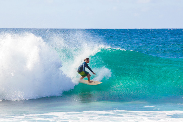 Surfing Hawaii: you rarely need wetsuits, and waves are all around you | Photo: Shutterstock