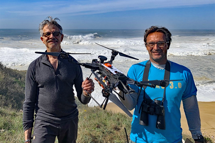 Thomas Alberts and Teddy Allen: the Henet Wave team testing the aerial buoy for measuring waves at Praia do Norte, Nazaré | Photo: Henet Wave