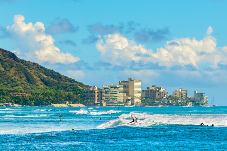 Honolulu's Waikiki Beach: the perfect place to share waves and the stoke | Photo: Shutterstock