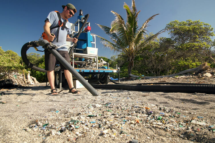 Hoola One: the first prototype collected 230 pounds of microplastics at Kamilo Beach, Hawaii | Photo: Hoola One