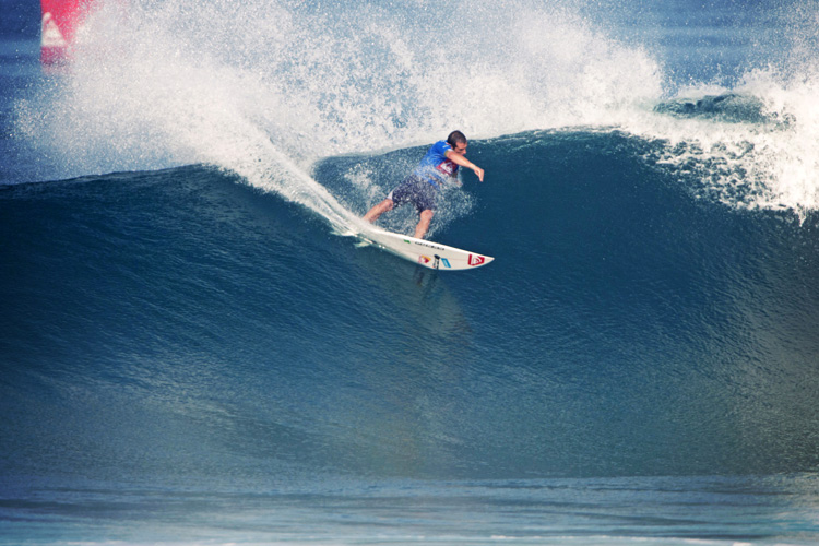 Cutback: burying rail and getting back to the curl | Photo: Cazenave/Quiksilver