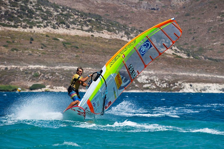 Jibing: learn how to bear away in a windsurfer | Photo: PWA/Carter