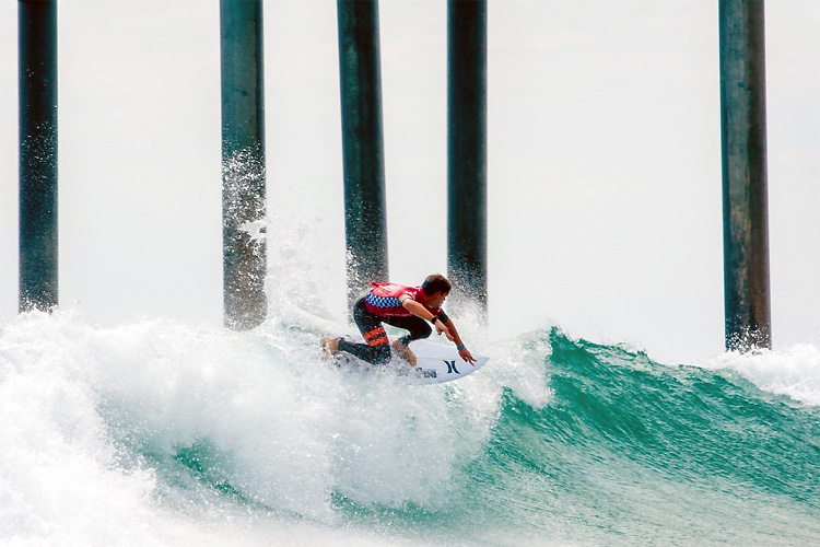 Shooting the pier: exciting and dangerous | Photo: US Open of Surfing/Michael Lallande