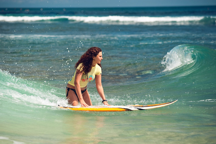 Learning to surf: watch videos and start surfing in one day | Shutterstock