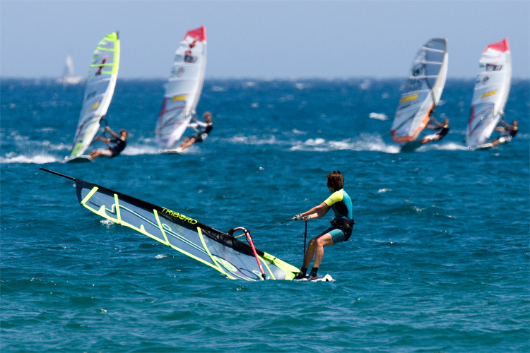 Uphauling: a basic windsurfing technique | Photo: Carter/PWA
