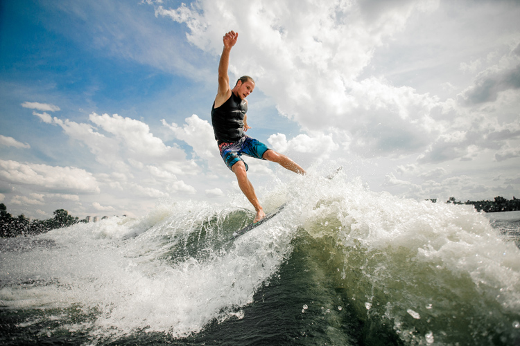 Wakesurfing: a sport that blends aspects of wakeboarding and surfing | Photo: Shutterstock
