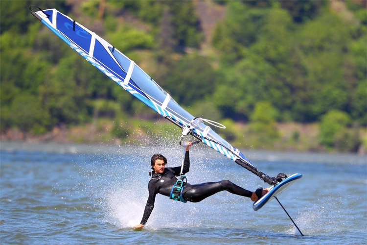 Foil windsurfing: ride effortlessly in super light winds | Photo: Slingshot