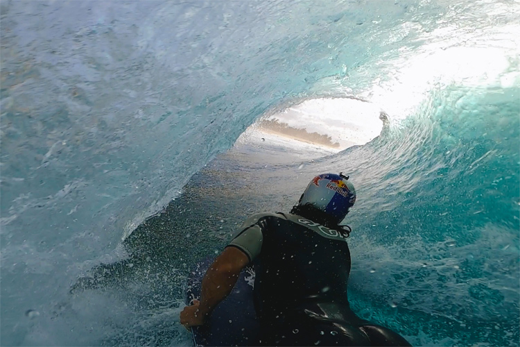 Hugo Pinheiro: exploring the origins of wave riding inside an Hawaiian barrel | Photo: Red Bull