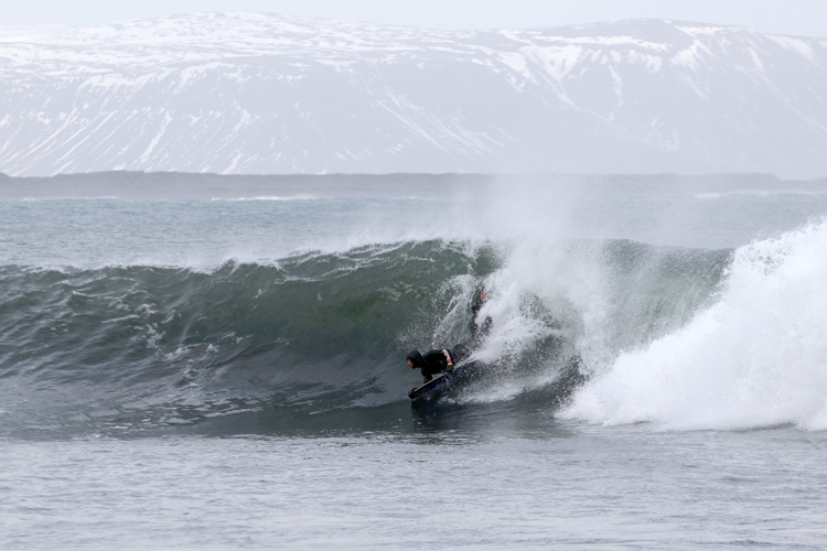 Hugo Pinheiro: chasing a cold water beauty in Iceland | Photo: Nunes/Red Bull