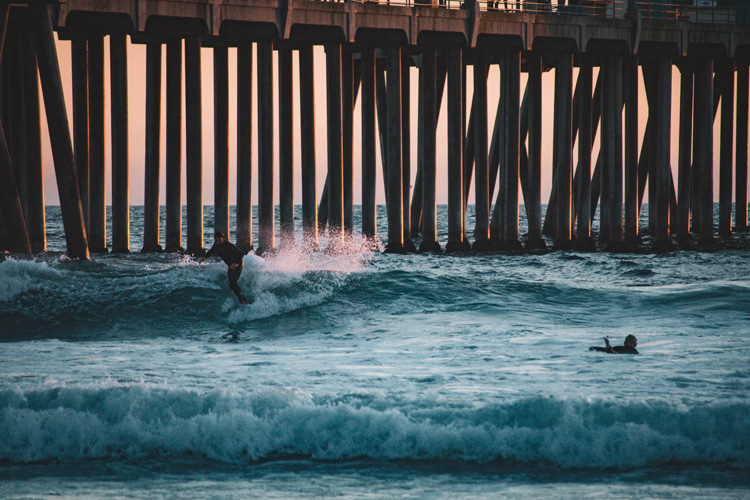 Surfing: a winter surf session at Huntington Beach blessed by a golden sun | Photo: Barberena Archive