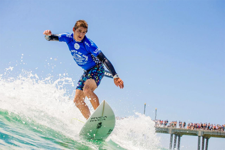 Huntington hop: not elegant, but a highly functional surfing technique that keeps the surfer in the power zone of the wave | Photo: US Open of Surfing