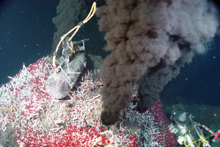Hydrothermal vents: rich in both carbonate minerals and hydrocarbons | Photo: NOAA/Creative Commons