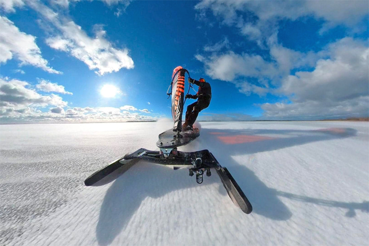 Ice windsurfing: riders can easily reach speeds of 100 kilometers per hour | Photo: WISSA