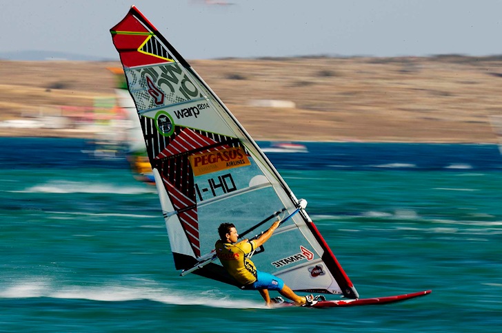Stance: train the right body posture in windsurfing | Photo: PWA/Carter