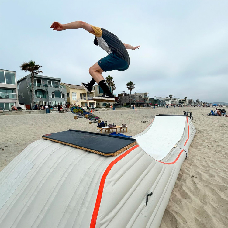 Skate ramps: the inflatable and portable mini-ramp can be set up on a beach | Photo: Evolution Ramps
