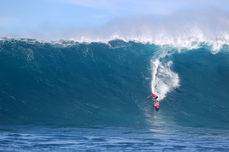 Big wave surfing: wearing an inflatable life vest is compulsory | Photo: Hallman/WSL