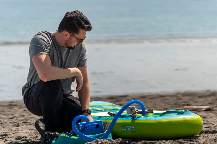 Inflatable stand-up paddleboards: set up and start at a safe spot like a beach | Photo: iRocker