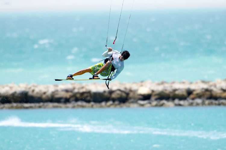 Inverted front roll tail grab: an old school kiteboarding trick | Photo: Chidiac/Red Bull