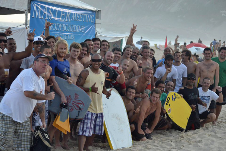 Itacoatiara, 2012: Brazilian bodyboarders celebrate the Master Meeting | Photo: Rodrigo Monteiro