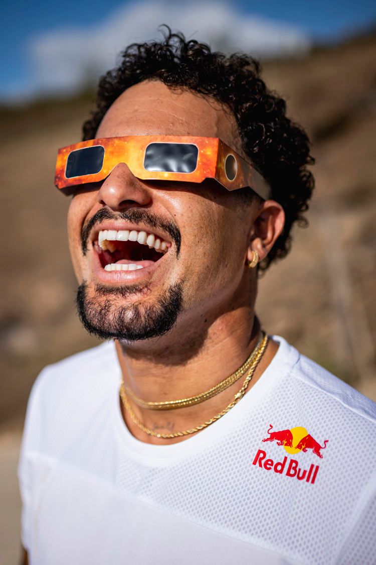 Italo Ferreira: enjoying a rare solar eclipse in Baia Formosa, Brazil on October 14, 2023 | Photo: Red Bull