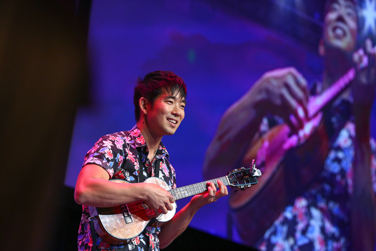 Jake Shimabukuro: the Japanese-American ukulele virtuoso and composer is known for his fast and complex finger work | Photo: Chris Savas