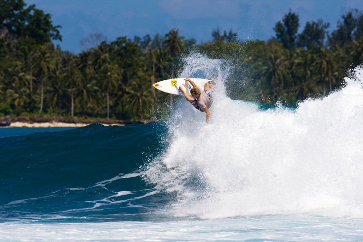 Jamie O'Brien: a prolific tube rider enjoying air time in Indonesia | Photo: Red Bull