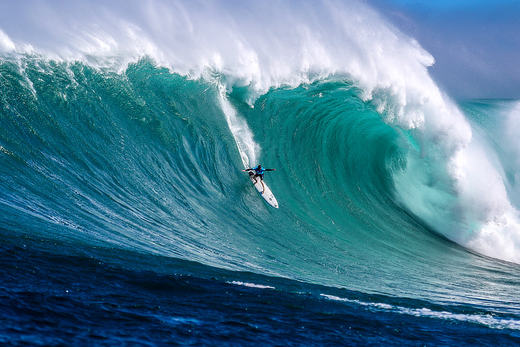 Jaws: probably the largest, heaviest and fastest wave breaking in the Pacific Ocean | Photo: Hallman/WSL