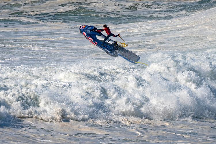 Jet ski drivers: they save hundreds of big wave surfers' lives every year | Photo: Red Bull