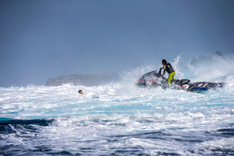 Jet ski drivers: they are usually experienced surfers with specific personal watercraft training for big wave scenarios | Photo: Red Bull