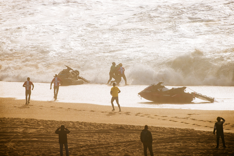 Jet skis: tow and saving surfers lives since the early 1990s | Photo: WSL