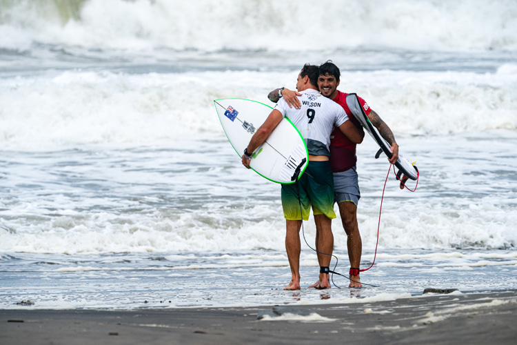 Julian Wilson and Gabriel Medina: sharing Olympic sportsmanship in defeat and victory | Photo: ISA