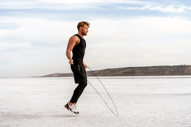 Ankle strengthening exercises: jump rope is probably the best ankle workout for surfers and skimboarders | Photo: Shutterstock