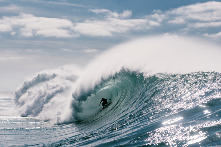 Justine Dupont: riding the barrel at Hossegor | Photo: Red Bull