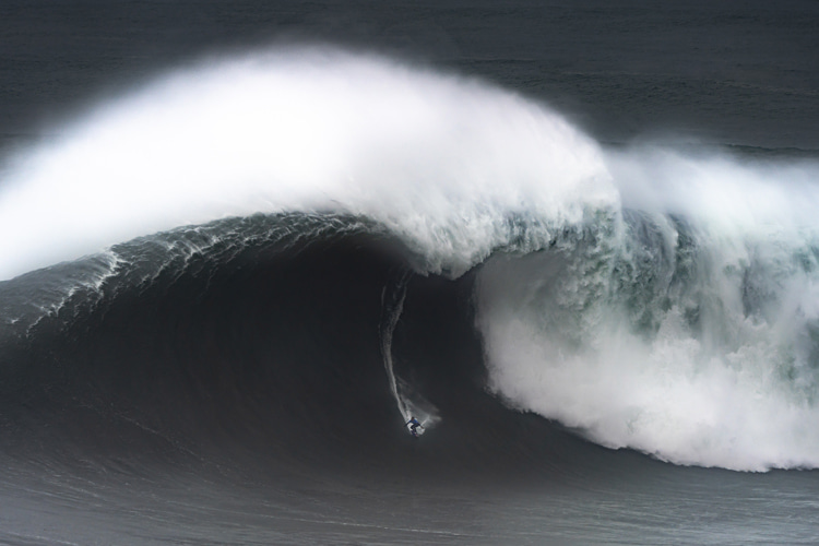 Kai Lenny: riding the world's biggest waves in Praia do Norte, Nazaré | Photo: Red Bull