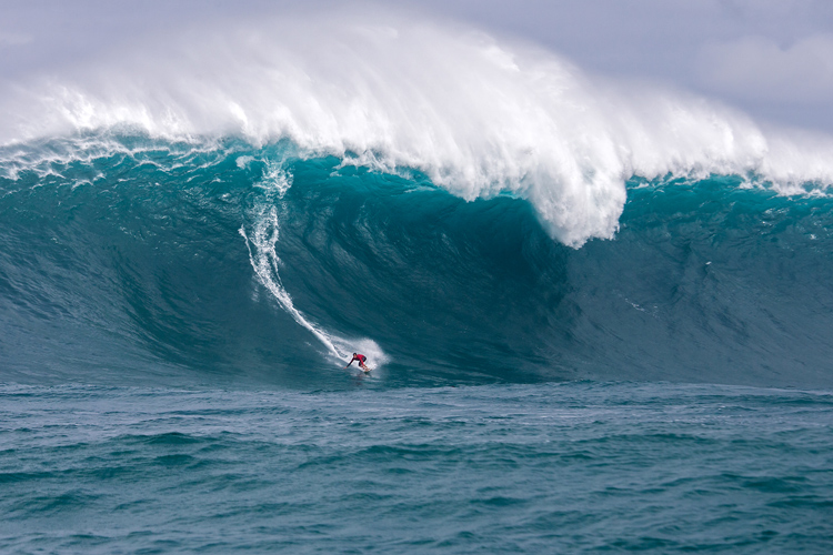 Jaws: Kai Lenny negotiates a safe exit with a behemoth wave | Photo: Pompermayer/WSL