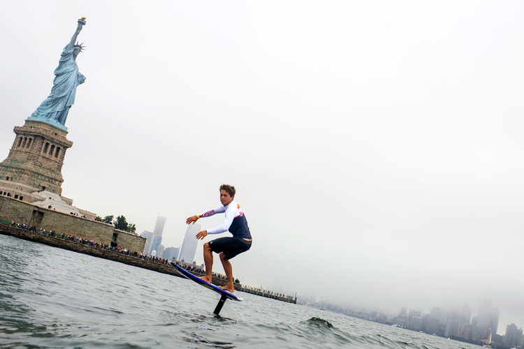 Kai Lenny: riding his hydrofoil surfboard at New York's Hudson River | Photo: Lieberman/Red Bull