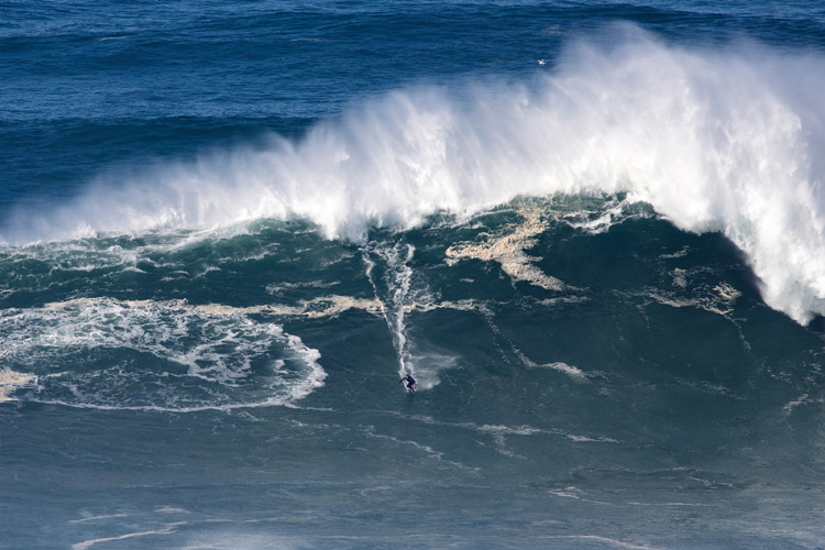 Kai Lenny: the only surfer to do 360s on the giant waves of Nazaré | Photo: Red Bull