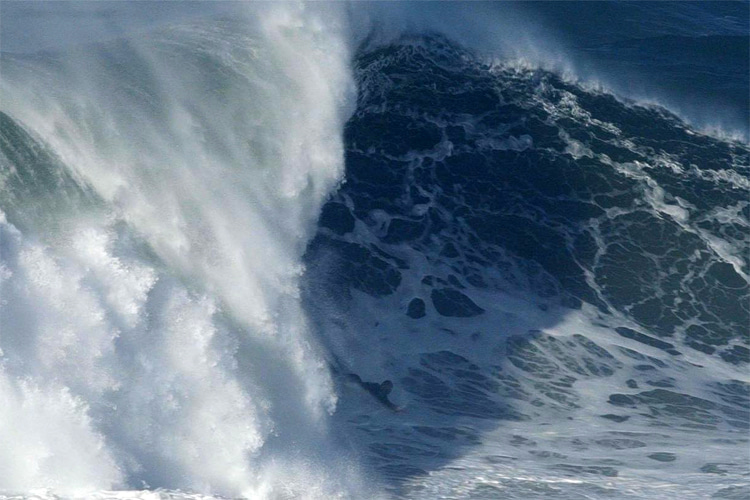 Kalani Lattanzi: bodysurfing a giant wave at Nazaré | Photo: Nuno Dias