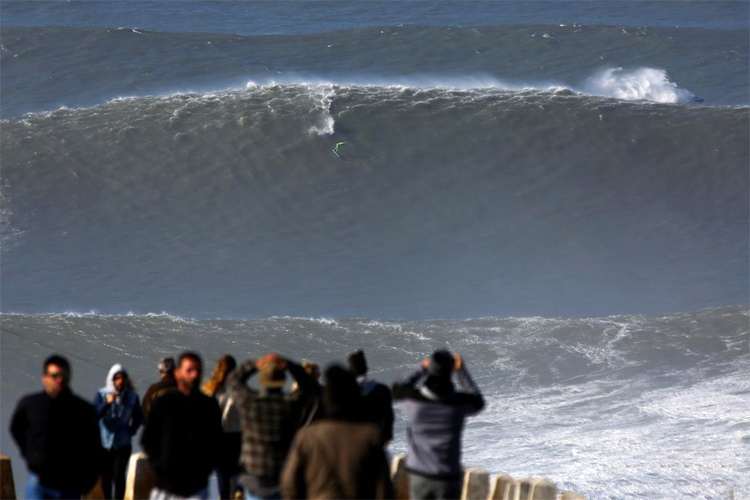 Kalani Lattanzi: surfing the big waves of Nazaré | Photo: Estrelinha/Praia do Norte