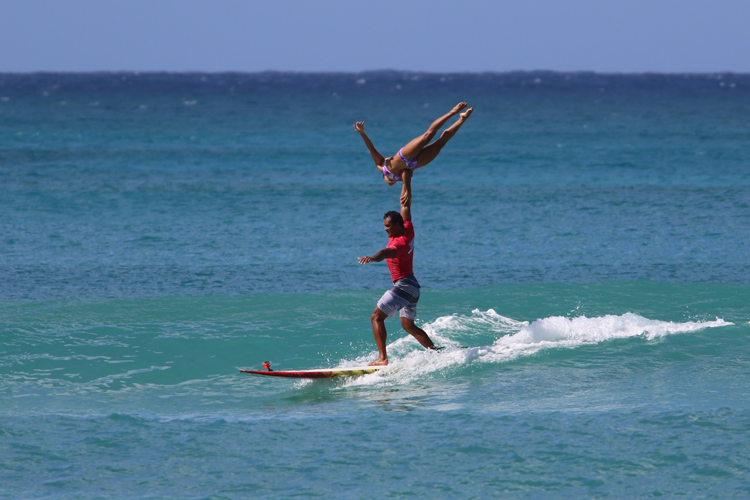 Kalani Vierra and Krystl Apeles: the duo has already won three world tandem surfing titles | Photo: ITSA