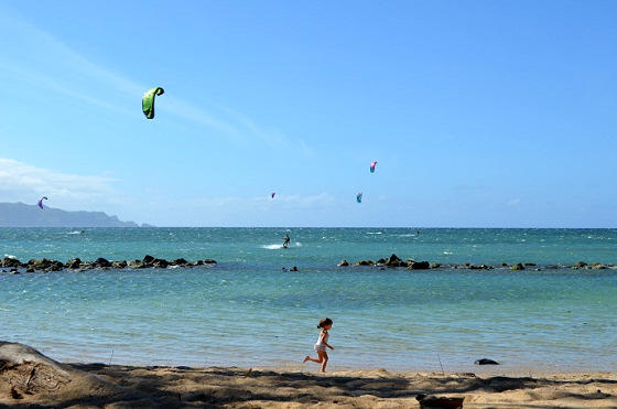 Kanaha Beach: kitesurfers versus children?